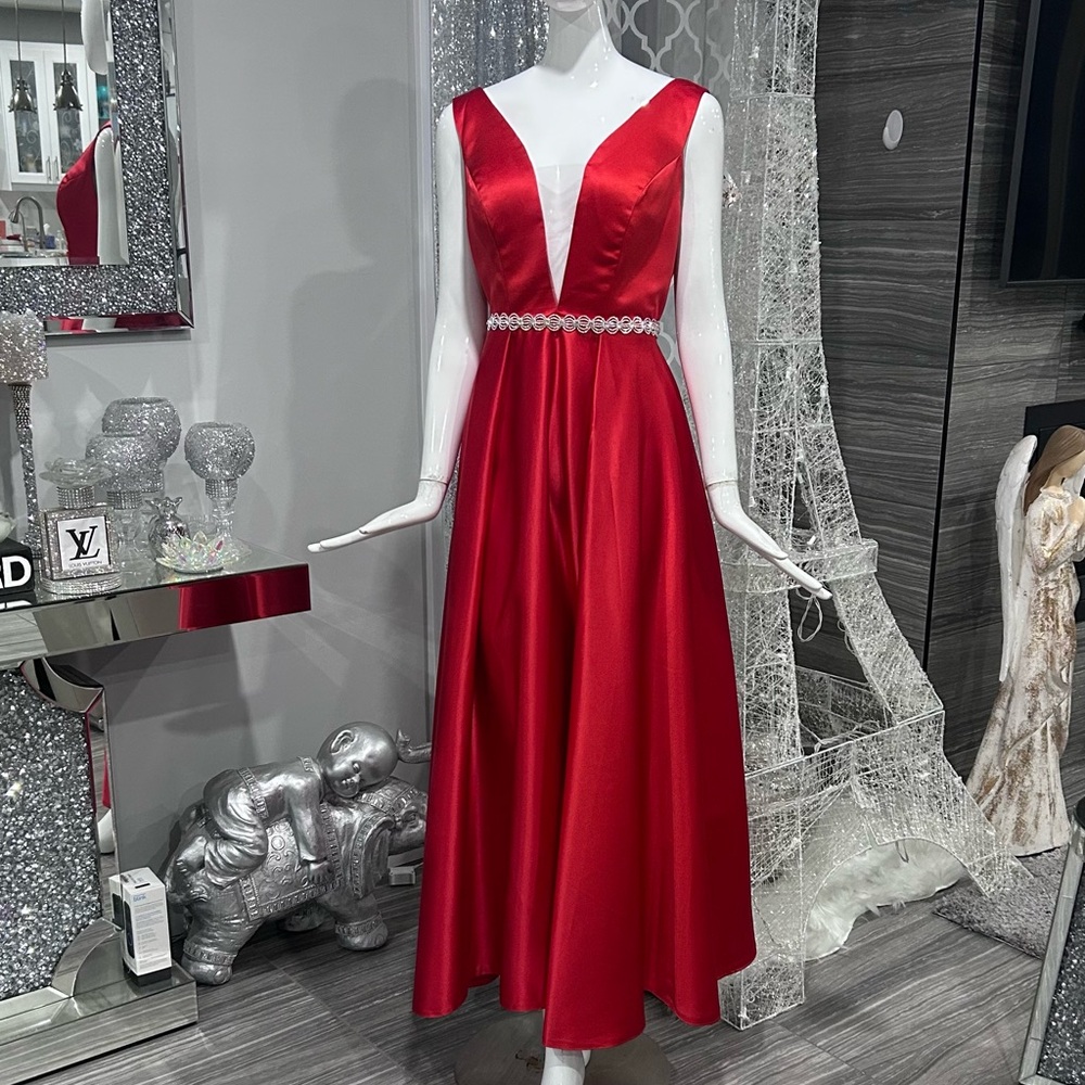 NWT 🩸Elegant Red Evening Gown.